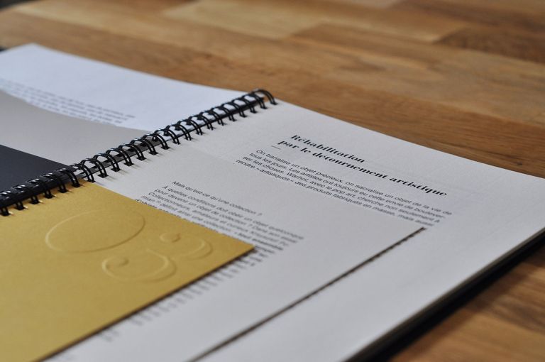 travail autour du format - découpes - gaufrages - papiers variés - amandine bouchereau - DA & graphistes